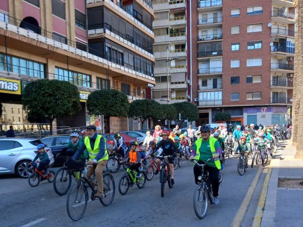 La primera bicicletada del CEIP Ausiàs March reunix 200 persones per reivindicar el clima i la pau
