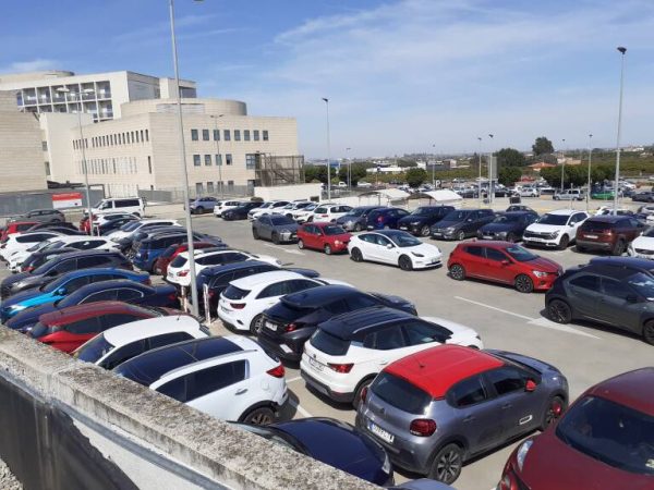 El CSIF alerta que la falta d’aparcament endarrerix la atención médica del Hospital de la Ribera
