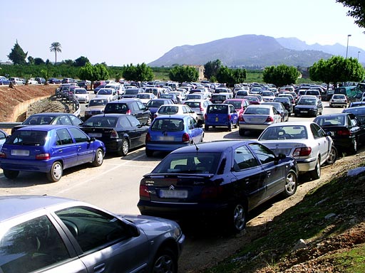Sanitat i Alzira estudien expropiar terrenys per a augmentar aparcaments a l’hospital