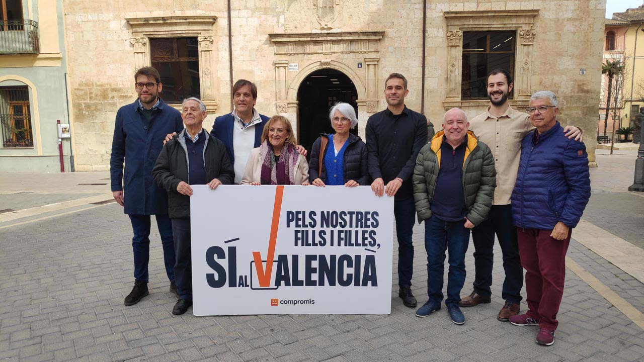 El diputat de Compromís Gerard Fullana visita Alzira per a protestar contra la nova consulta perquè les famílies trien la llengua base dels centres educatius