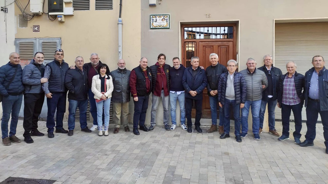 El Consell Agrari d’Alzira ret homenatge a Francisco José García amb la instal·lació d’una placa a la porta de sa casa