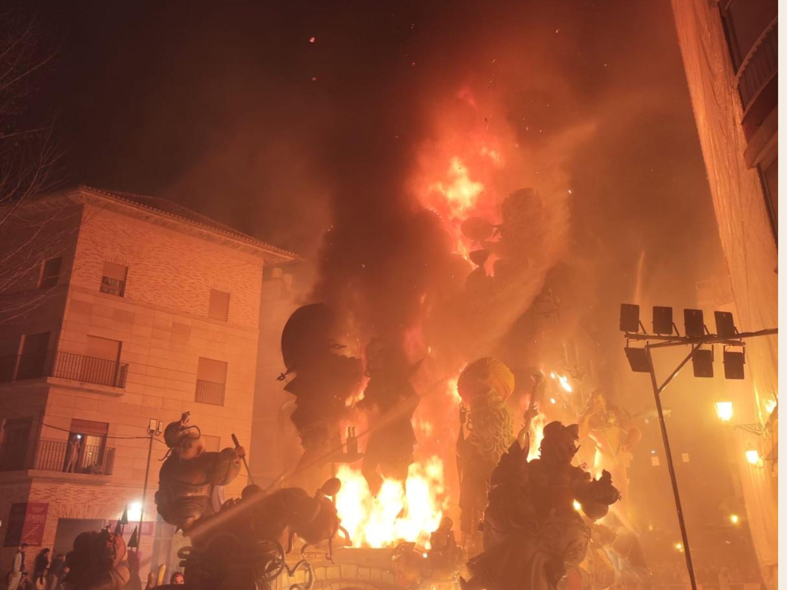 Un dispositiu de 60 bombers participarà en la cremà de les falles d’Alzira