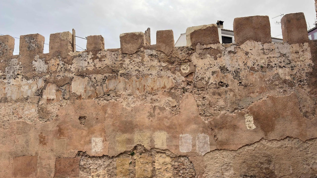 La Conselleria d’Educació, Cultura, Universitats i Ocupació paralitza les obres de restauració de la muralla almohade d’Alzira