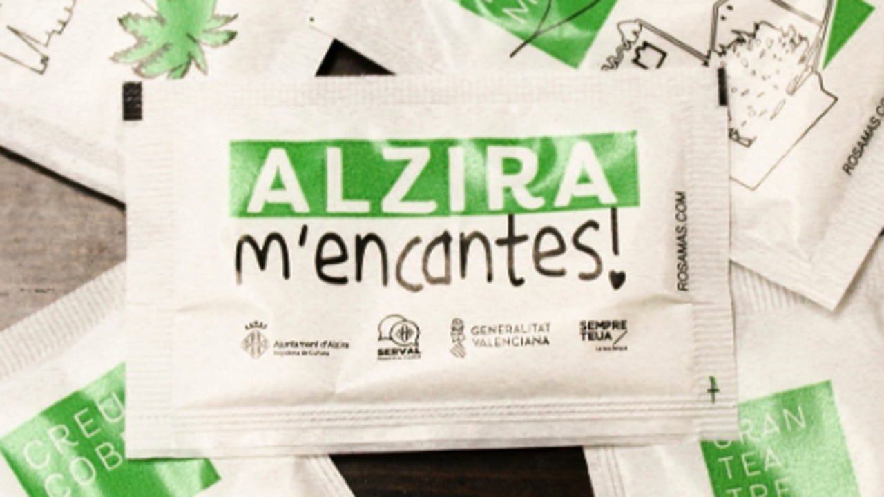 «Alzira m’encantes» la nova edició de la campanya de repartiment de sobrets de sucre a l’hostaleria que ja està en marxa