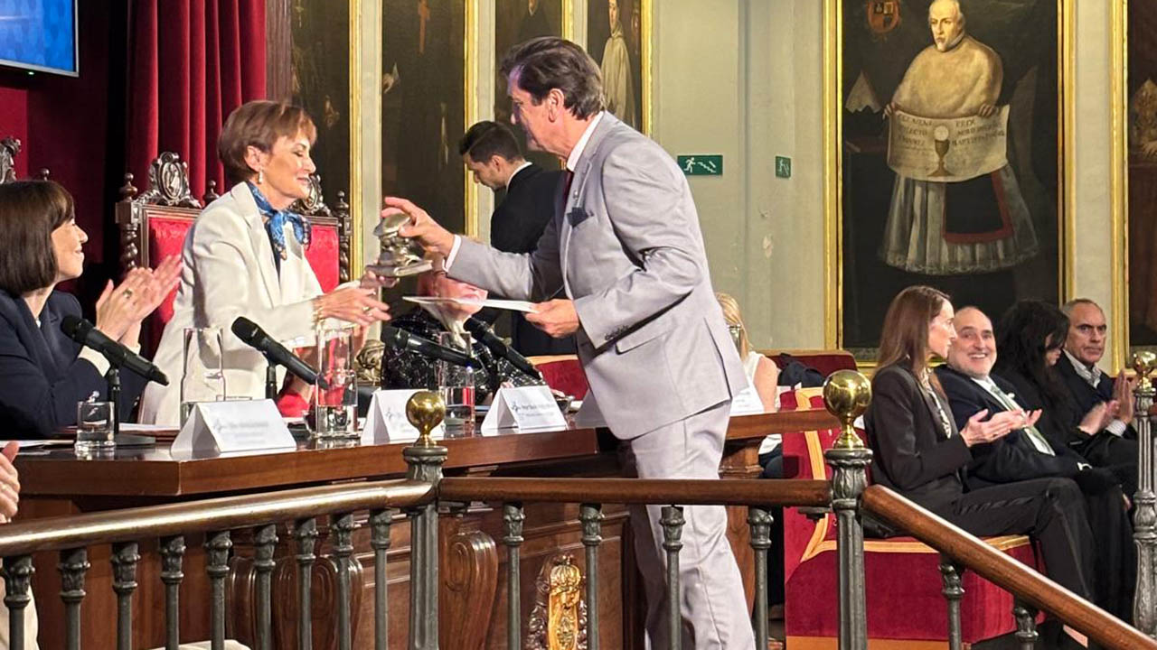 L’Ajuntament d’Alzira rep un guardó de la Universitat de València per la seua col·laboració amb el programa d’Unisocietat