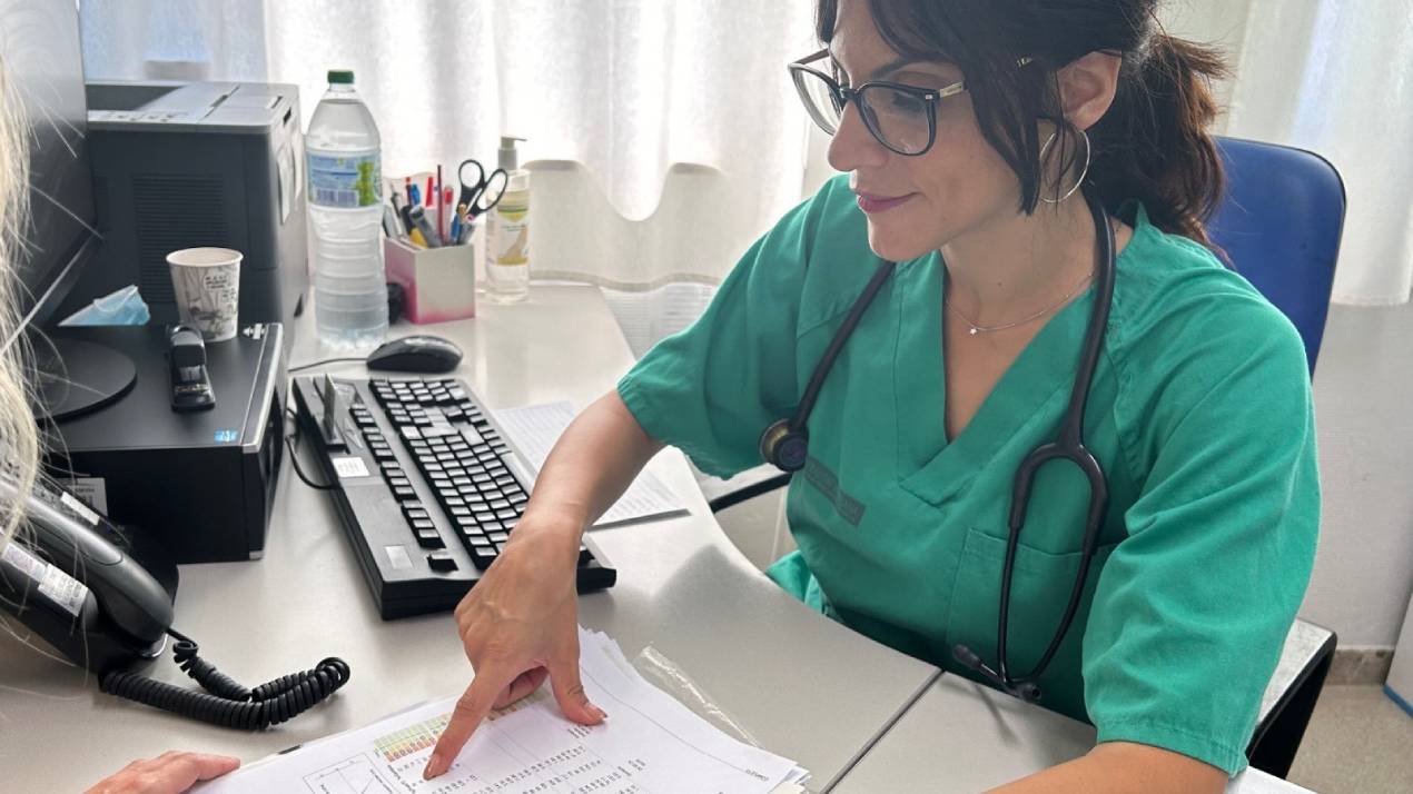L’Hospital de la Ribera i l’Associació Espanyola Contra el Càncer llancen un programa de suport psicològic per a deixar de fumar
