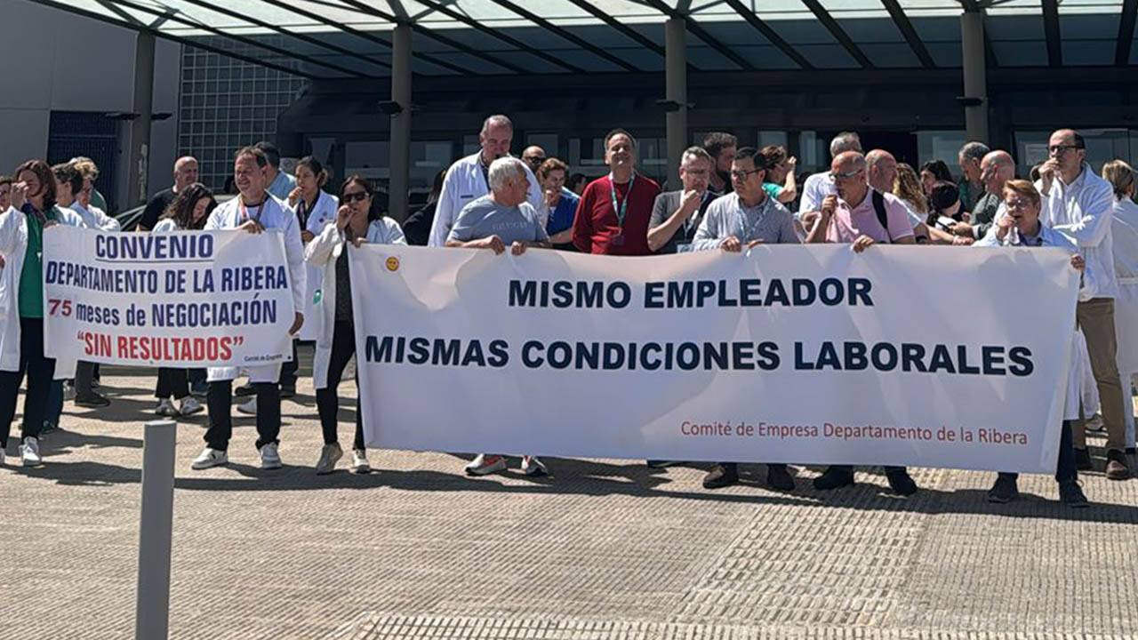 El Comité d’Empresa de l’Hospital de la Ribera es concentra de nou en protesta per la falta de millores laborals del personal subrogat