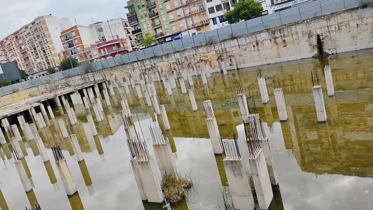 El PP demana una solució definitiva per a les aigües estancades del solar de Joanot Martorell i la proliferació de mosquits que provoca