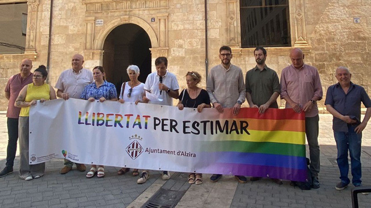 “Llibertat per a estimar”: la reivindicació de l’Ajuntament d’Alzira en la lectura del manifest pel Dia Internacional de l’Orgull LGTBIQ+