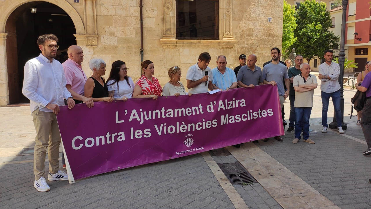 Minut de silenci per l’assassinat d’una dona i el seu fill a mans de la seua parella en Algemesí