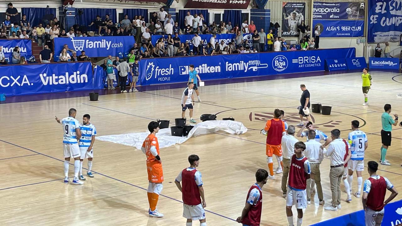 El Partit Popular i Ciutadans denuncien l’estat del Palau d’Esports d’Alzira arran la paralització del partit del Family Cash Alzira F.S. a causa de les goteres