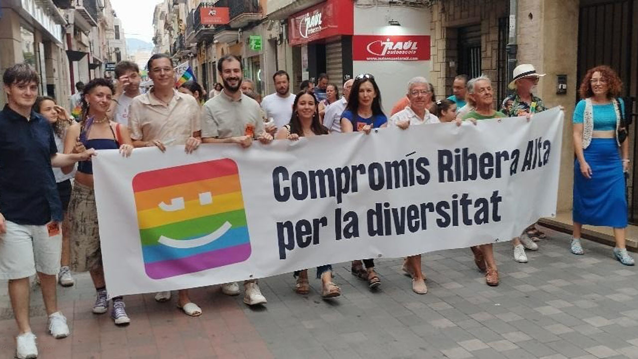 El PP d’Alzira denuncia que Compromís va fer un ús partidista del Dia de l’Orgull al repartir adhesius de “Mazón, dimissió” durant la marxa