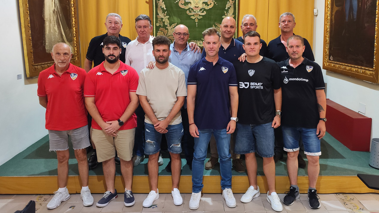 La UD Alzira presenta el seu nou entrenador, sis fitxatges i l’estructura del futbol base