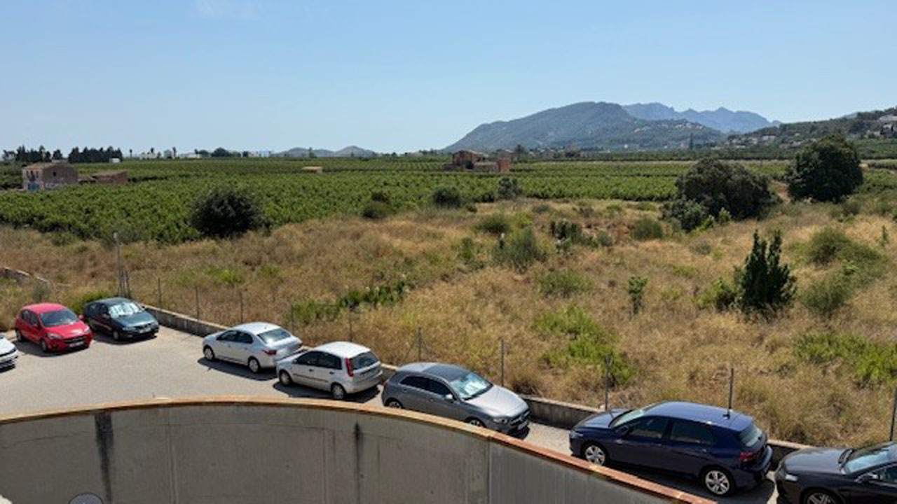 L’Hospital de la Ribera inicia el procés per ampliar l’aparcament del centre sanitari