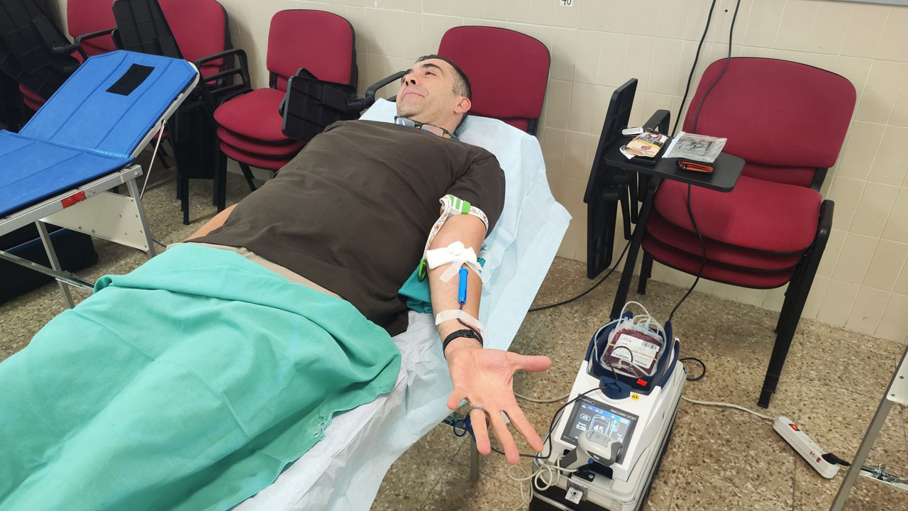 Tercera donació de sang esta setmana a Alzira amb més d’un centenar de persones que han fet l’acció solidària