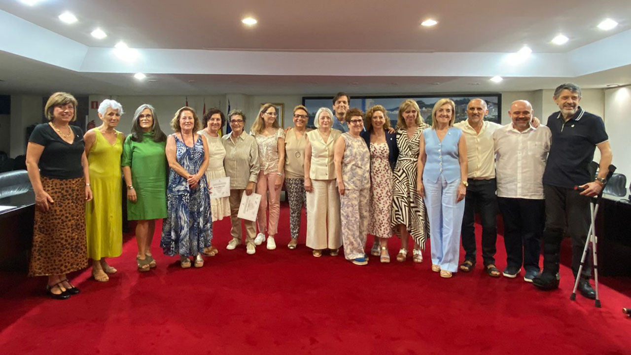 Alzira ret homenatge als tretze docents que enguany es jubilen i deixen les aules alzirenyes