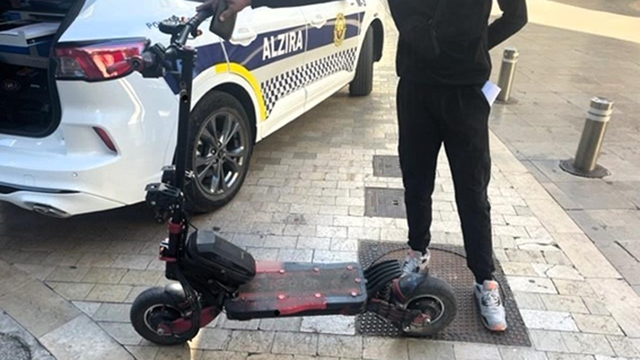 La Policia Local incrementa la vigilància de l’ús dels patinets al centre urbà d’Alzira: les multes varien dels 500 als 1.000 euros