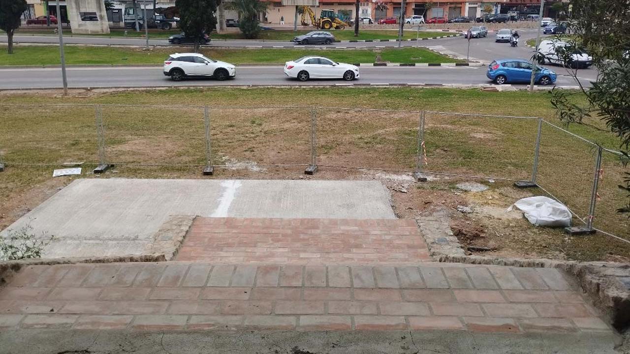 La Conselleria d’Infrastructures no posa data per a fer el pas de vianants que unirà el malecó i el centre urbà a través de l’Estació d’autobusos