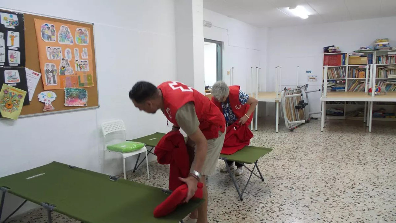 Creu Roja i l’Ajuntament d’Alzira habiliten un refugi climàtic per a les persones sense llar davant les temperatures extremes
