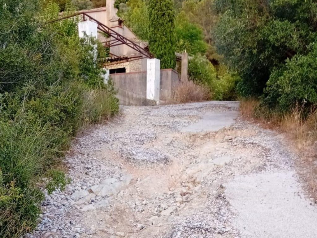 camí tallat roig