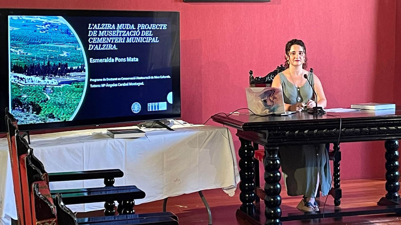 La restauradora Esmeralda Pons planteja la museïtzació del Cementeri Municipal d’Alzira en la seua tesi doctoral