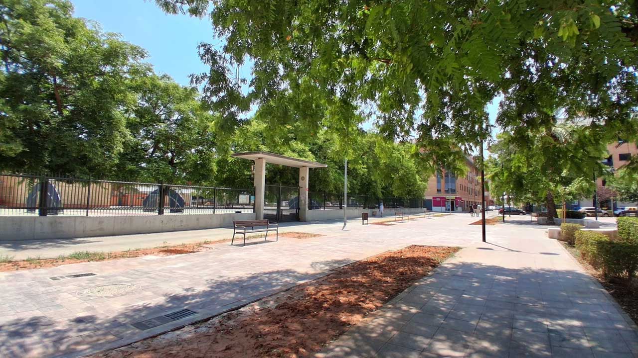 Acaben les obres de l’entorn del col·legi Ausiàs March per a fer-lo més segur, a falta de col·locar els arbres en setembre