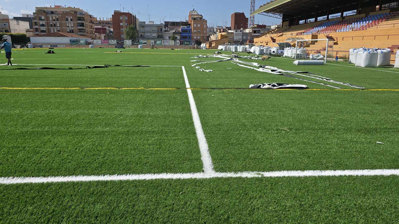 Alzira construirà dos pistes semicobertes a la Ciutat Esportiva, mentre es renova la gespa artificial als camps de Tulell i Venècia