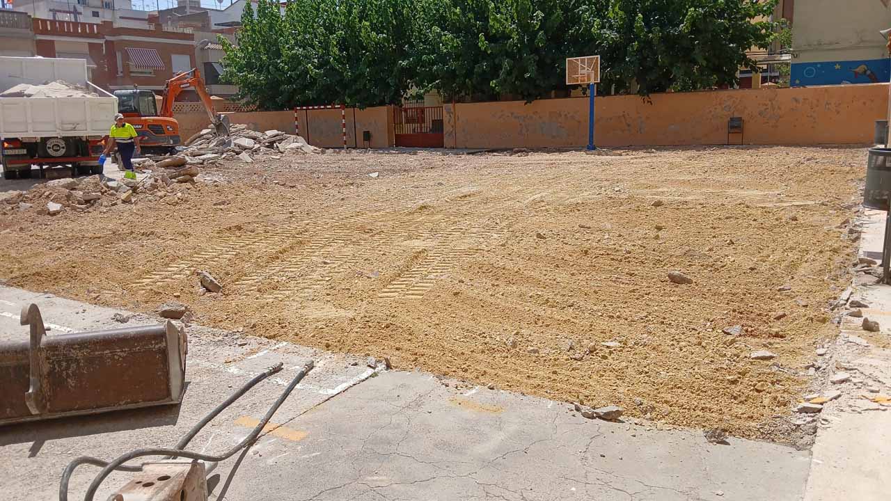 L’Ajuntament d’Alzira aprofita l’estiu per a reverdir els patis escolars dels col·legis García Lorca i Blasco Ibáñez