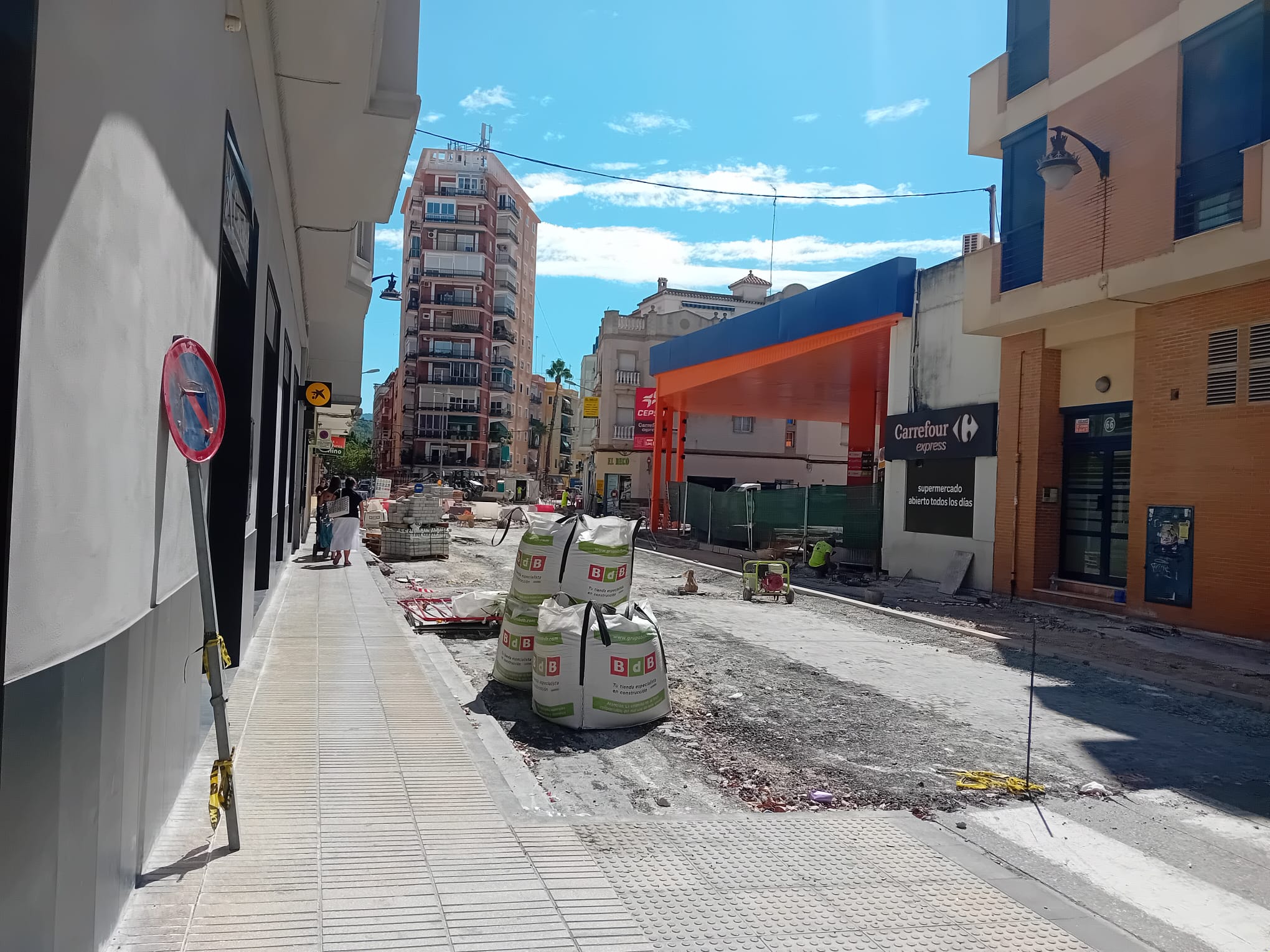 Les obres de la plaça d’Alacant avancen a bon ritme: el paviment ja s’ha instal·lat en les voreres