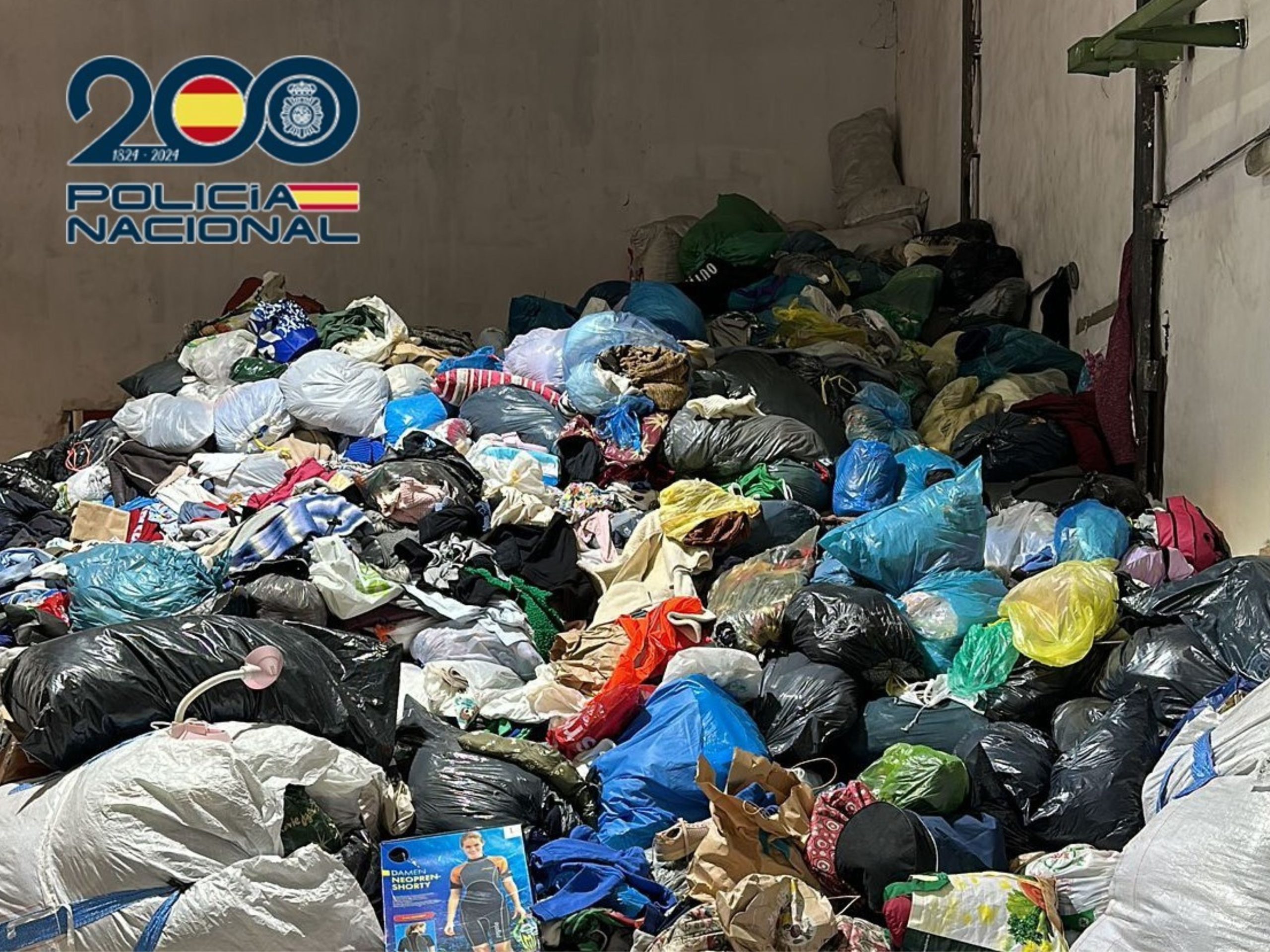 La Policia Nacional desarticula dos grups delictius dedicats a cometre robatoris en contenidors de roba usada.