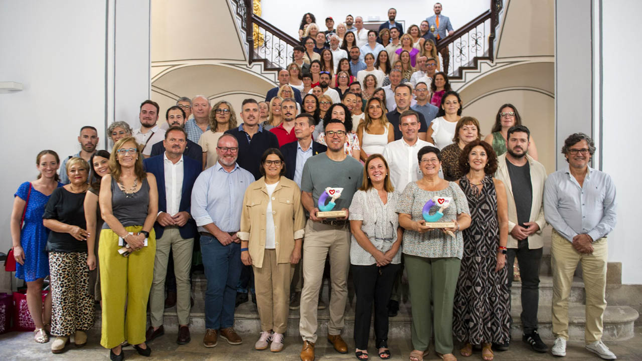 La Diputació reconeix els comerços alzirenys Tres i no res i la floristeria El Jardí per l’ús del valencià, després de guanyar a Alzira l’any passat