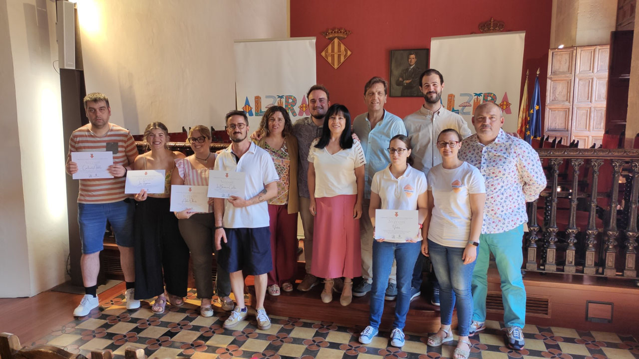 Aula Oberta i Oskiñez, establiments guanyadors dels Premis a l’Ús del Valencià en el Comerç de 2025