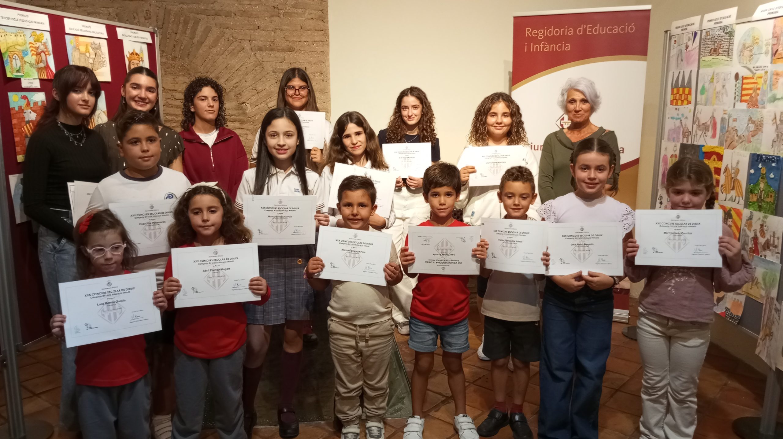 Els escolars alzirenys dibuixen Jaume I en el concurs dels Premis Literaris Ciutat d’Alzira.
