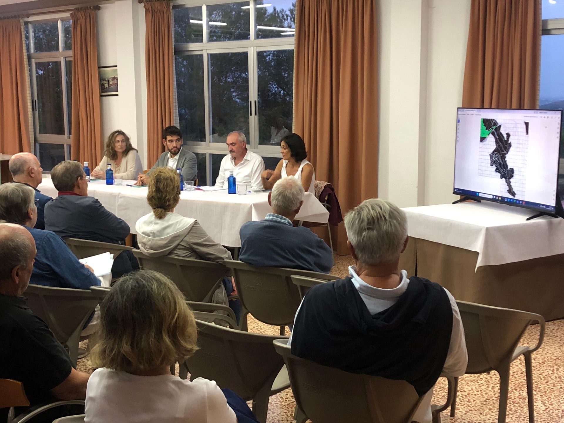 Nova reunió sobre la situació urbanística de la urbanització El Respirall impulsada per l’associació de veïns