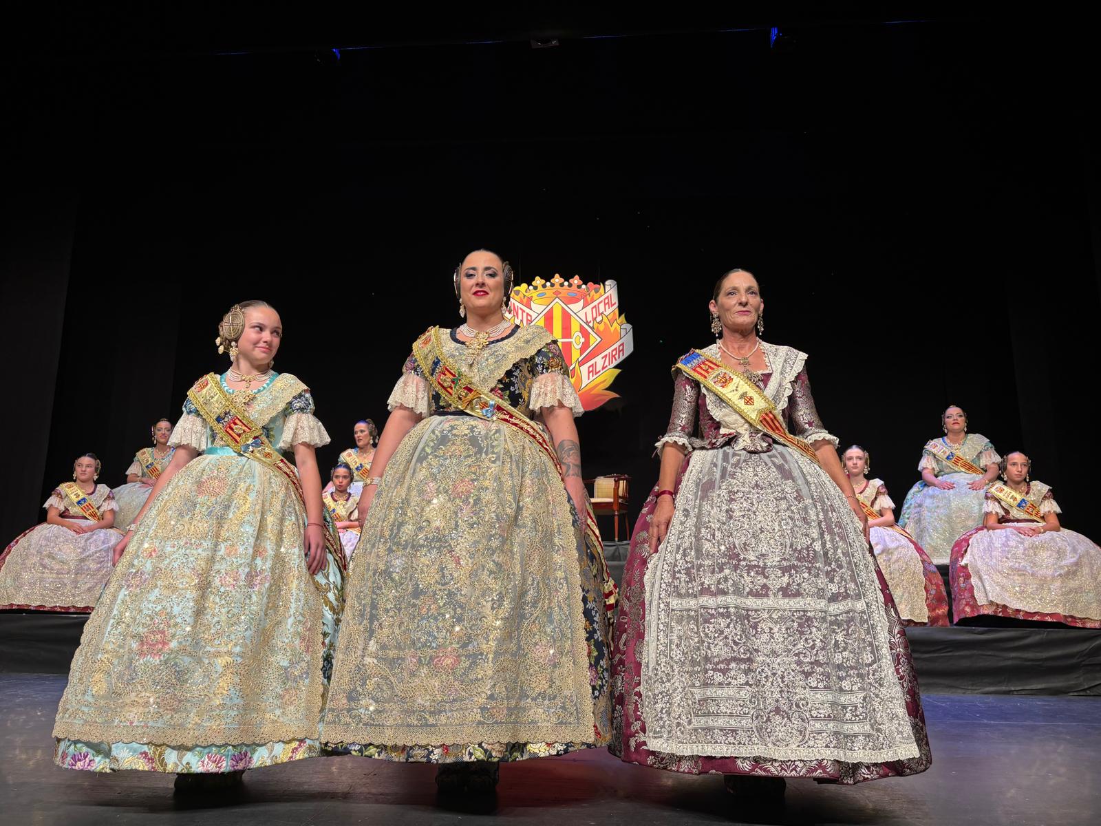 Les falleres majors d’Alzira Ana Maria Justo i Valèria López s’acomiaden del seu any.