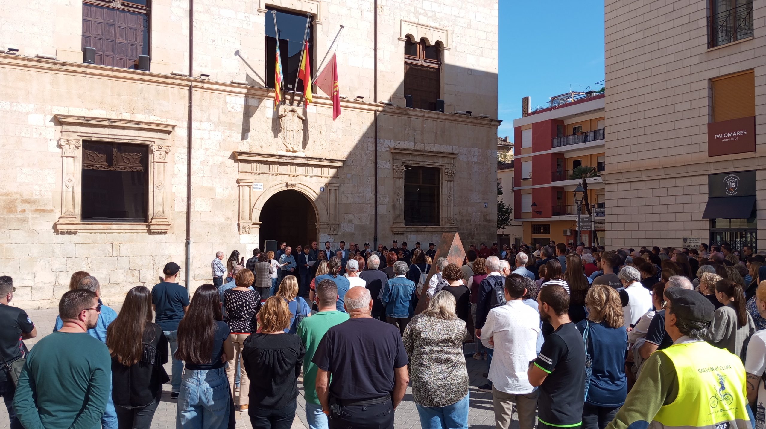 Dol oficial a Alzira: un minut de silenci a la porta de l’ajuntament recorda les víctimes de la dana