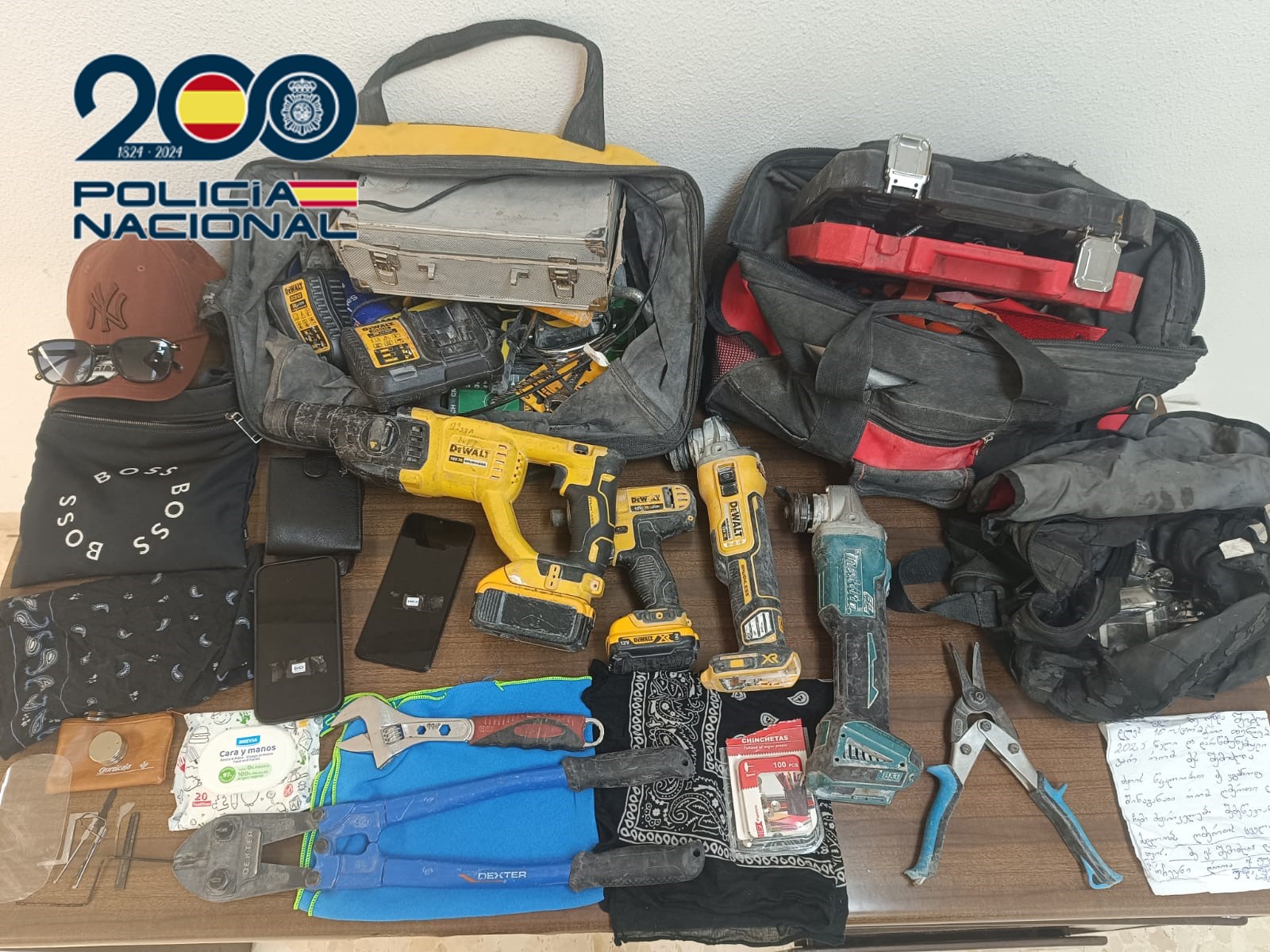 Detenen en Alzira tres homes acusats de cometre robatoris amb força en domicilis