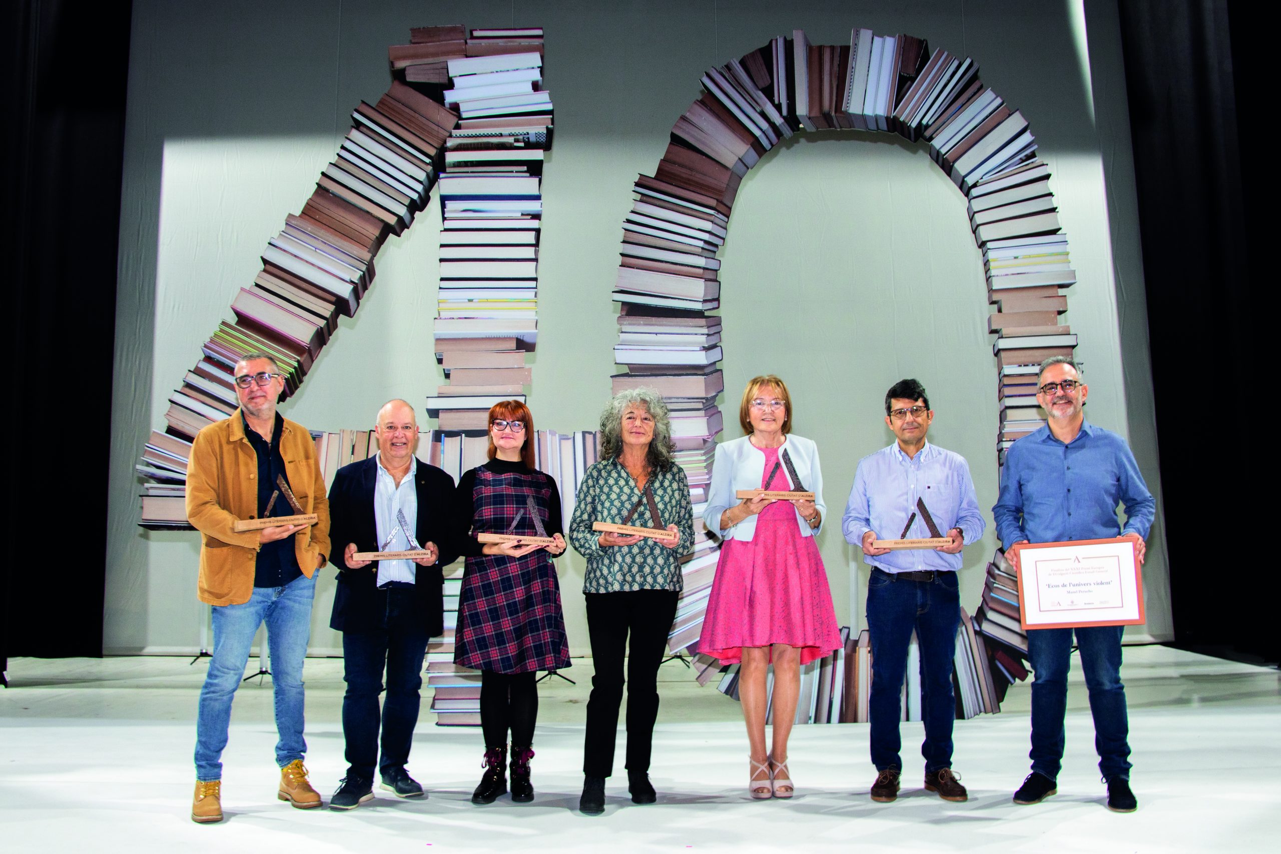 La valenciana Carme Cardona s’alça amb el 37 premi de novel•la Ciutat d’Alzira en una gal•la marcada per l’aniversari de la Dana i la reivindicació del valencià