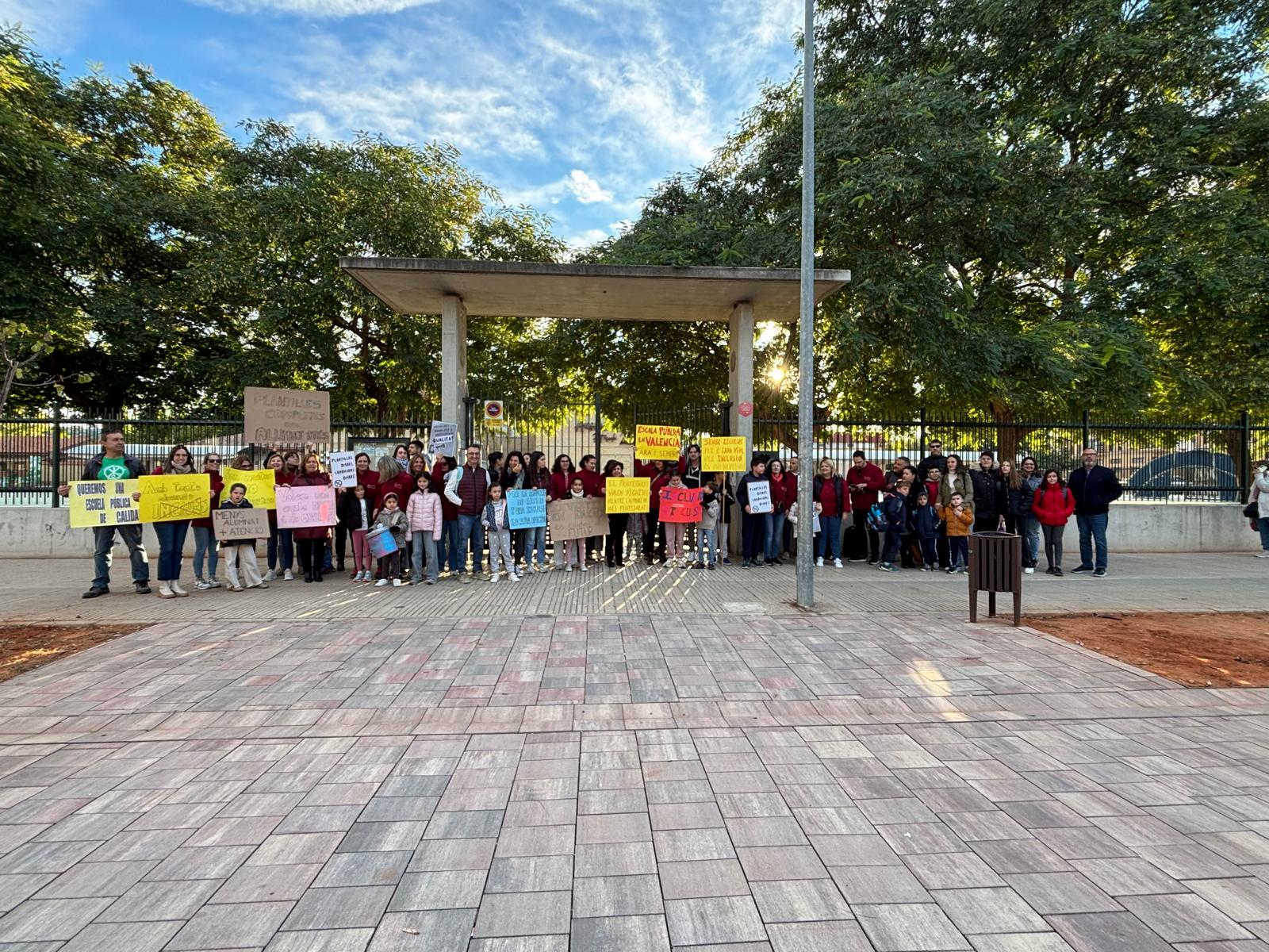 La comunitat educativa de l’Ausiàs March es concentra per reclamar una educació pública de qualitat