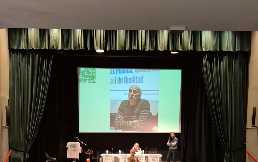 La Plataforma per la Sanitat Pública, juntament amb altres col·lectius, ret homenatge pòstum a l’activista Eduard Hervàs