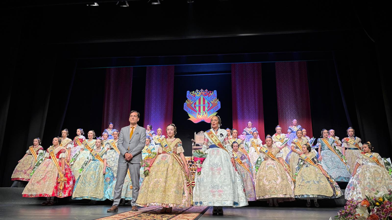 Alzira acull l’exaltació de les falleres Majors, Lluch Comins i Alba Furió, en un Gran Teatre de gom a gom