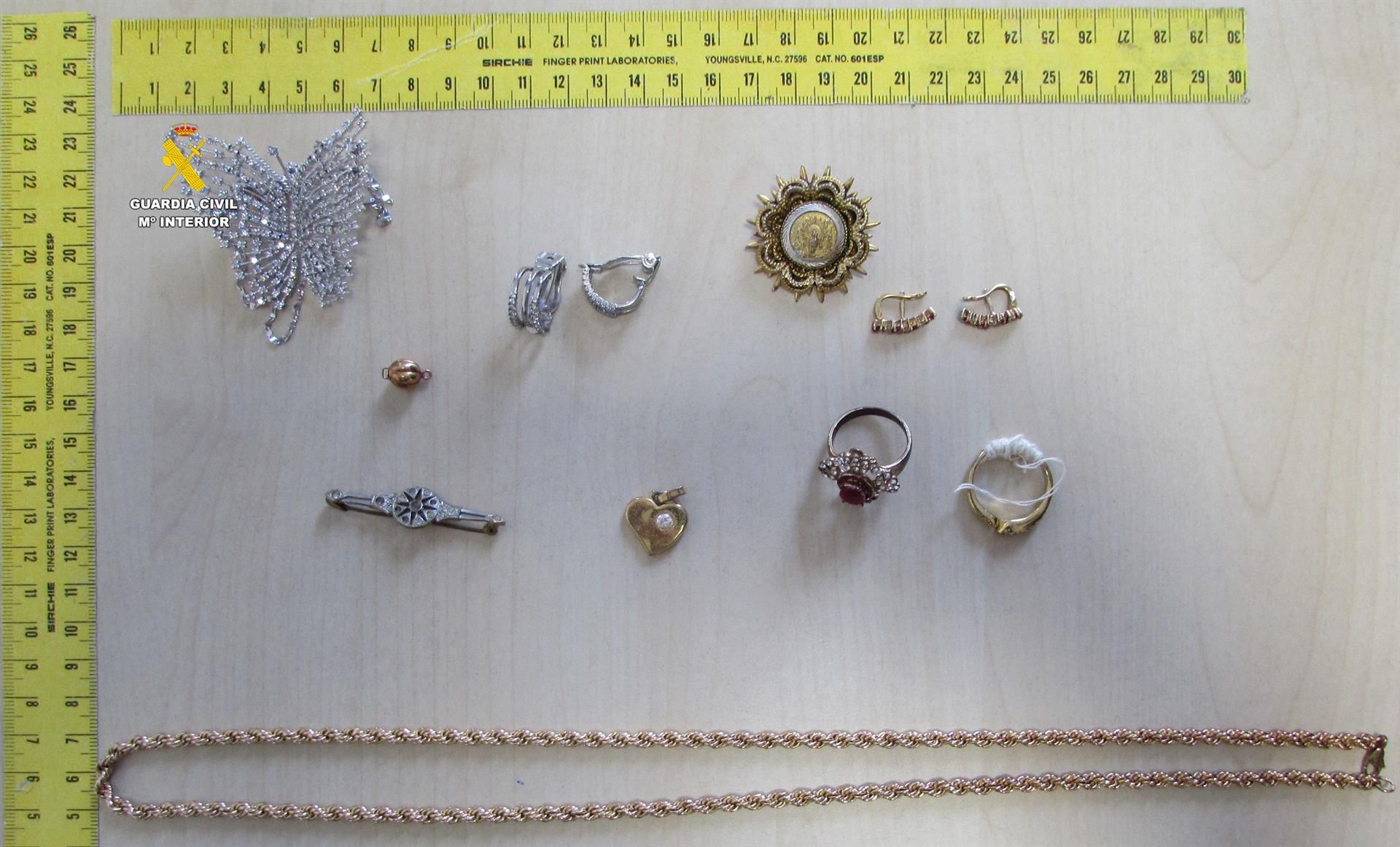 La Guàrdia Civil deté dos homes a Alzira per robar diners i joies d’un domicili