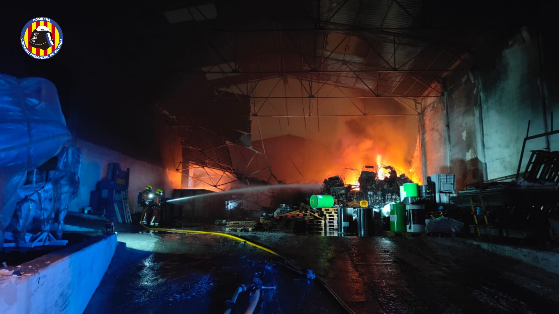 Apagat l’incendi que va cremar una nau industrial este dimecres