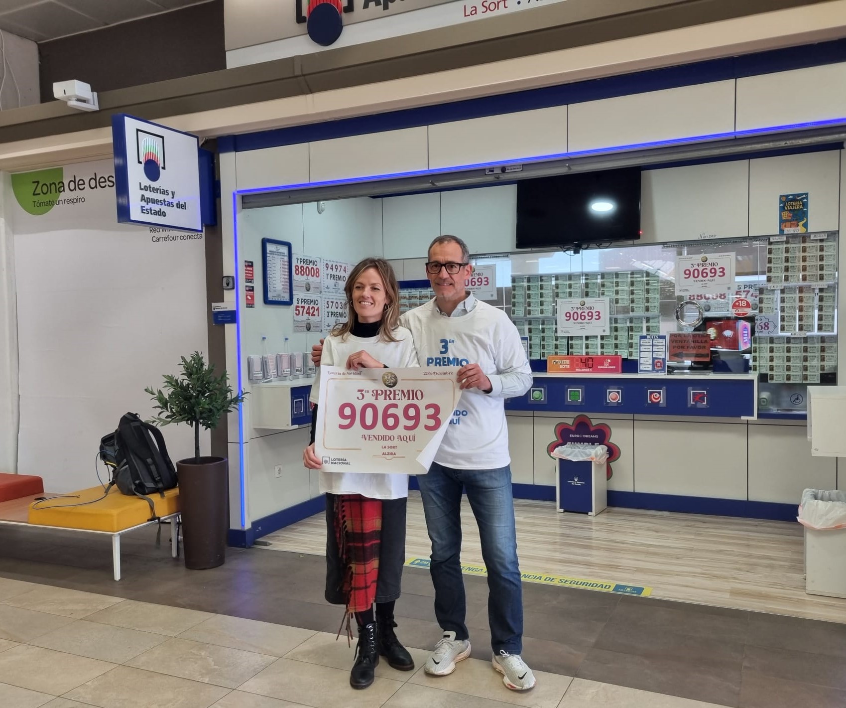 90693, el número de la sort a Alzira en l’administració La Sort. El tercer premi torna a visitat la ciutat