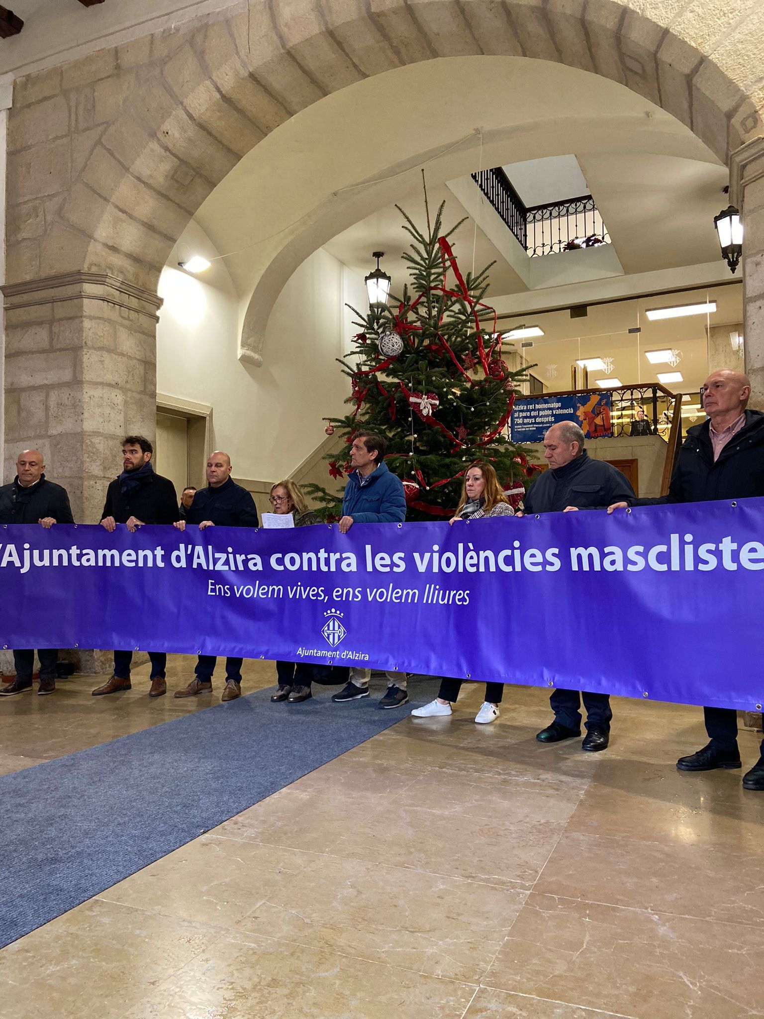 Alzira guarda un minut de silenci per l’assassinat masclista d’una dona a Catarroja