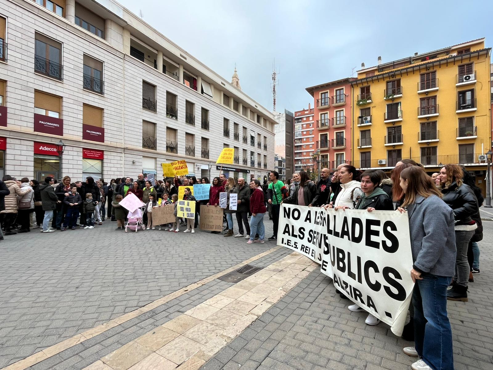 Un centenar de persones es concentren a Alzira per denunciar la situació que travessen els col·legis públics