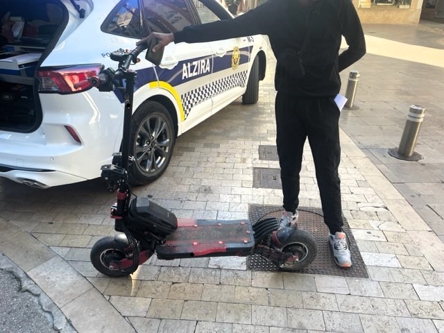 Es tripliquen en un any les infraccions de persones amb patinet a Alzira