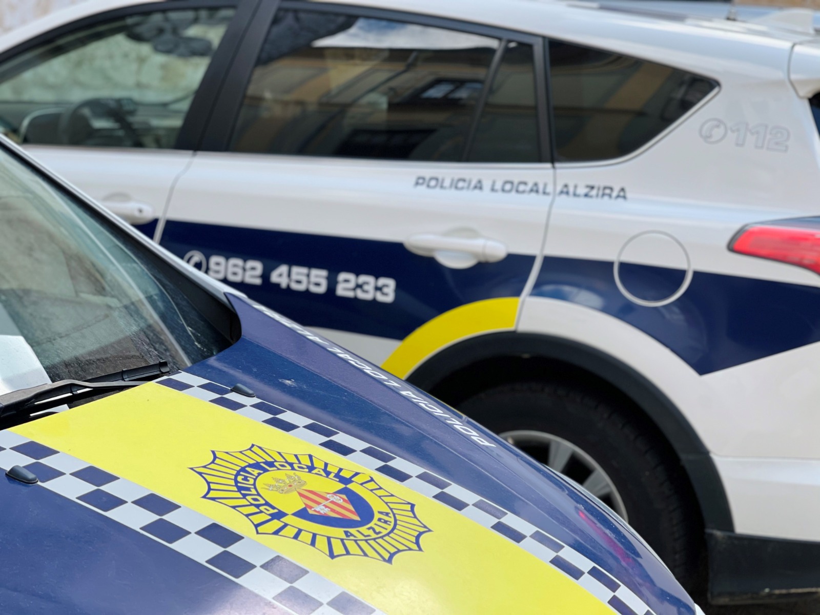 La Policia Local d’Alzira deté dos individus per forçar cotxes a la plaça Sagrada Família