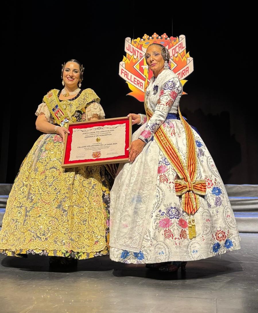 Els fallers i falleres d’Alzira premien la solidaritat i l’ajuda del voluntariat en la Dana