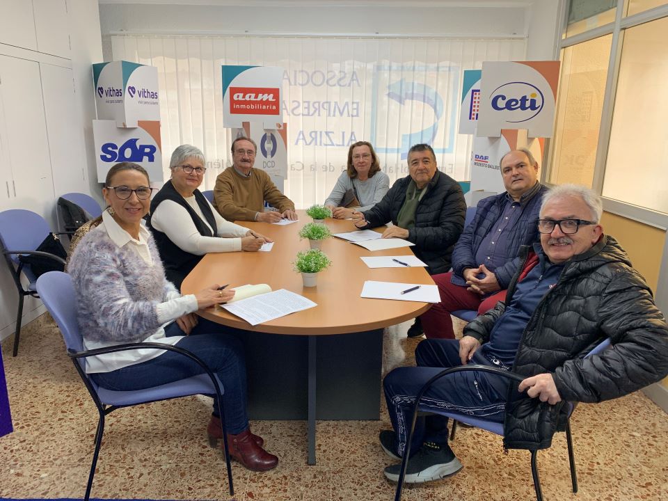 L’associació de Gent Major proposa a l’associació empresarial d´Alzira que òbriga el ventall d´avantatges de la targeta per a gent major de la Generalitat.